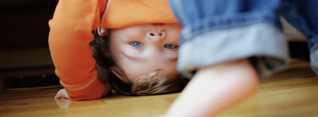 Enfant qui joue sur un plancher de garderie