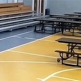 Plancher sportif résistant dans une caféteria avec tables