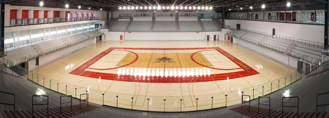 Terrain be basketball dans un grand gymnase en bois franc à l'Université Laval