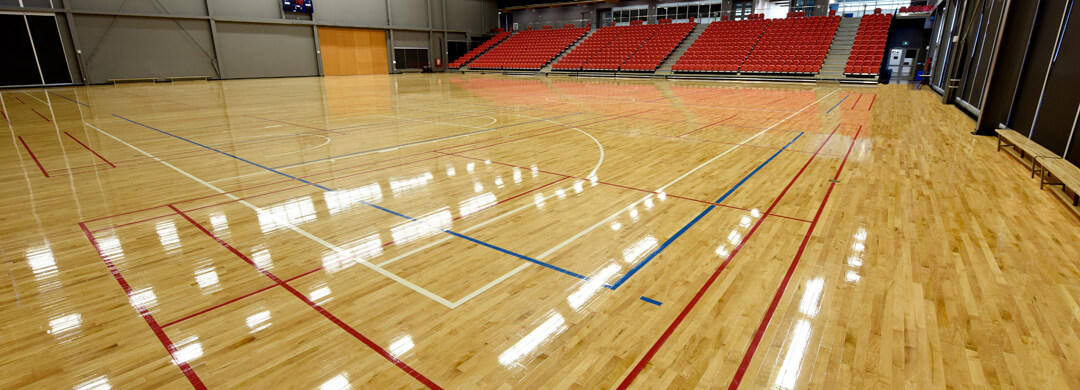 Revêtement de sol sportif dans le gymnase d'un centre sportif canadien