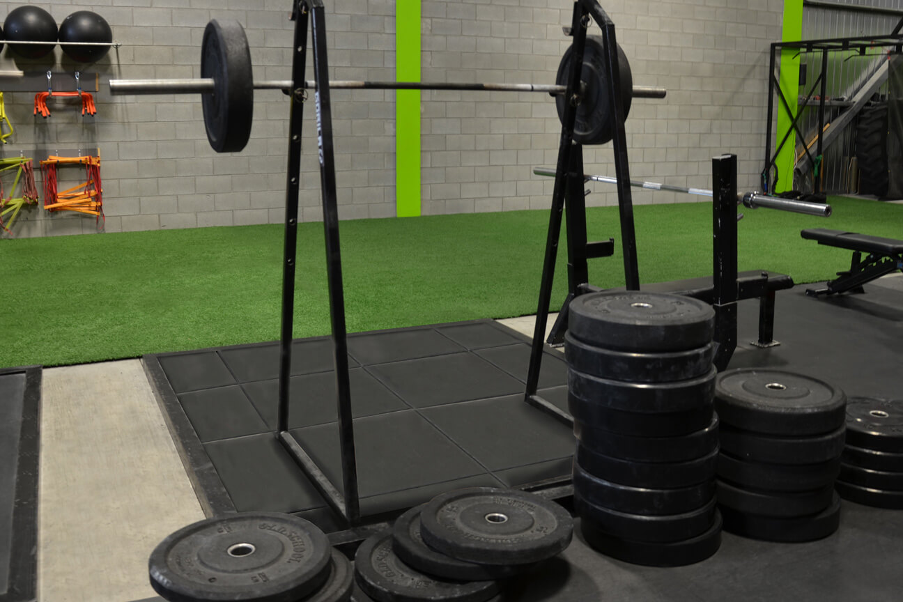 Gym synthetic turf TurfLink TL60 and ShockTile rubber at Rebel Performance (Blainville, Quebec)