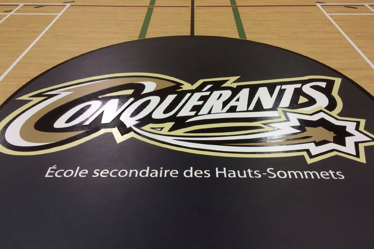 Logo central en peinture pour lignage sportif à l'école secondaire des Hauts-Sommets (Saint-Jérôme, Québec)