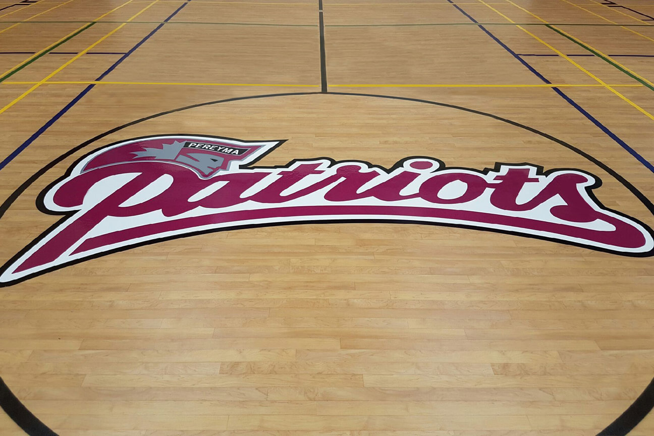 Logo central sportif en peinture pour lignage sportif à l'école Monsignor John Pereyma (Oshawa, Ontario)