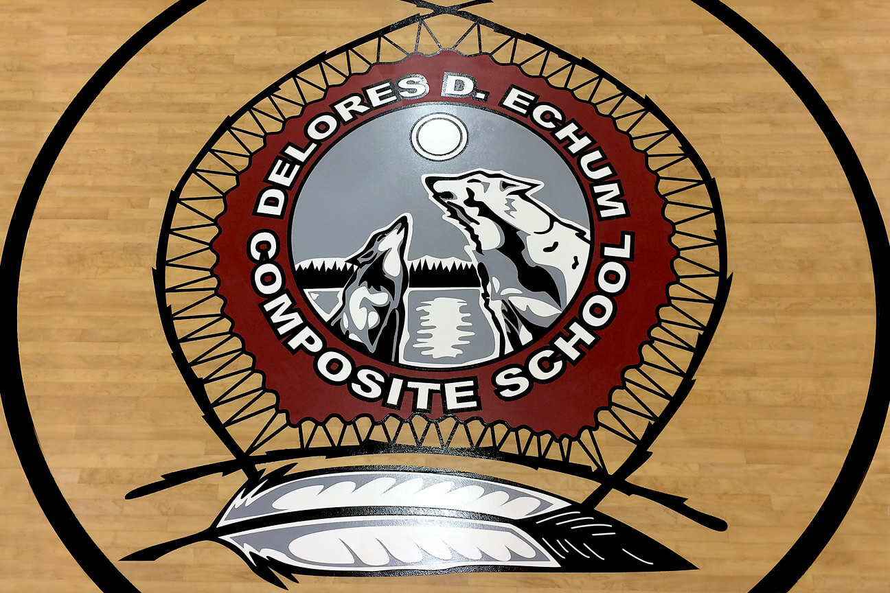 Logo extrèmement détaillé sur plancher Omnsiports à l'école Delores D. Echum (Moose Factory, Ontario)