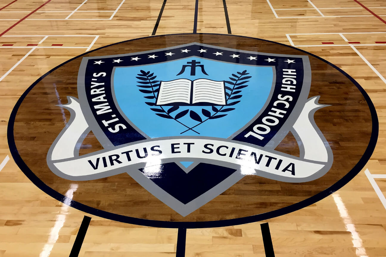 Logo central en peinture pour lignage sportif à l'école secondaire St. Mary's (Kitchener, Ontario)