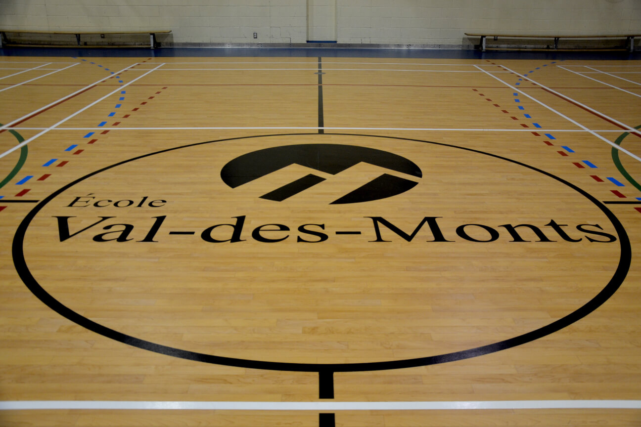 Logo central en peinture pour lignage sportif à l'école Val-des-Monts (Prévost, Québec)
