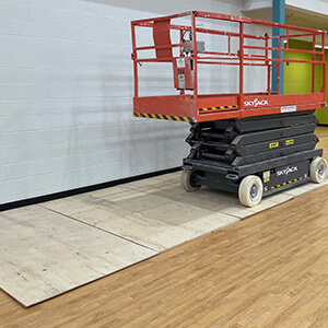 Scissor lift protection on a sports floor