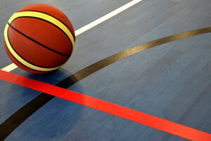 Ballon de basketball sur plancher en vinyle avec des lignes de jeu