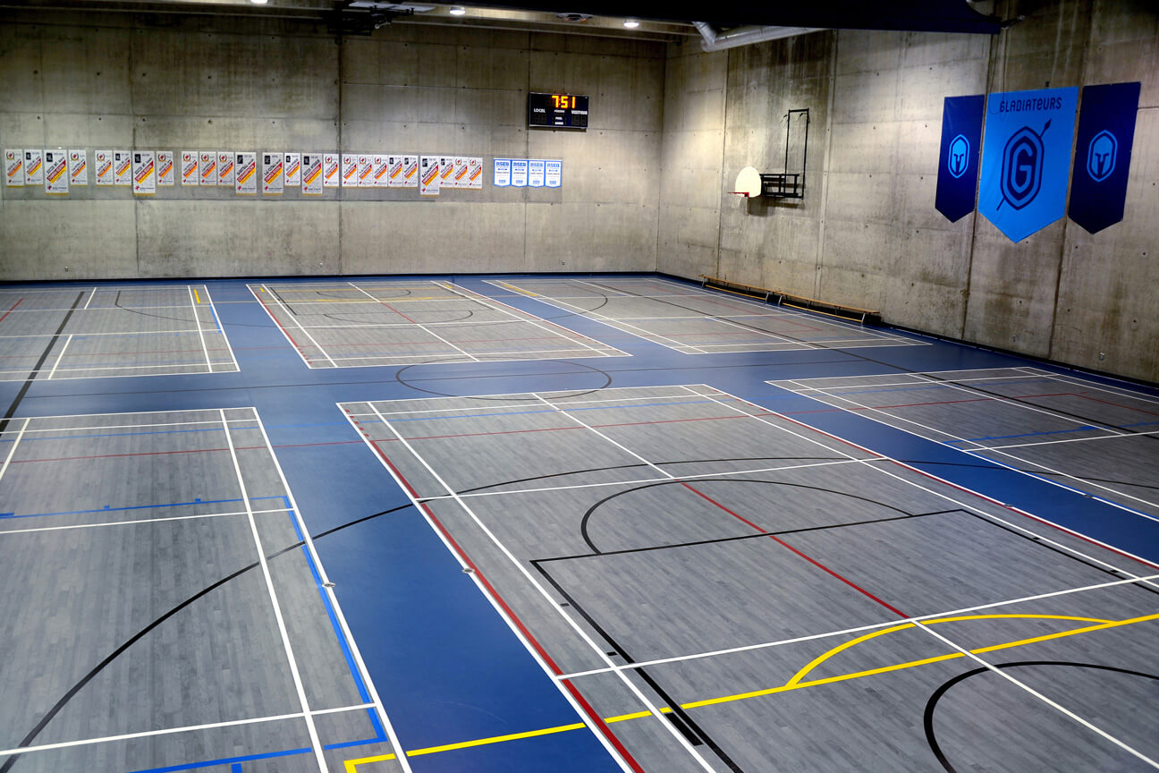 Zones de jeu dans un aménagement de revêtement de sol pour le badminton