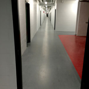 Corridor dans un aréna avec une pose collée