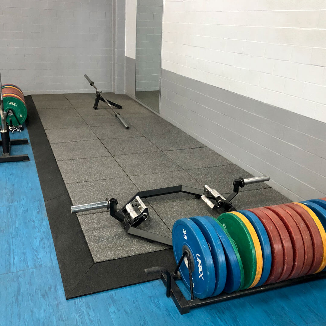 Plancher en tuiles de caoutchouc épais pour une protection accrue