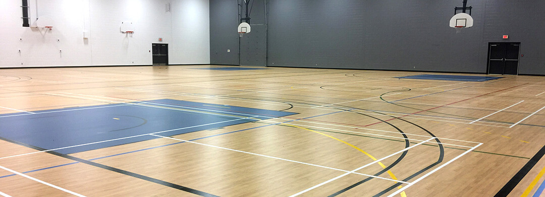 Revêtement de sol sportif dans un gymnase utilisant la méthode d'installation GreenLay