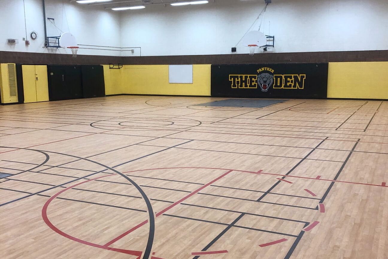 Gymnase avec plancher sportif Omnisports à l'école publique Darcel Avenue (Mississauga, Ontario)