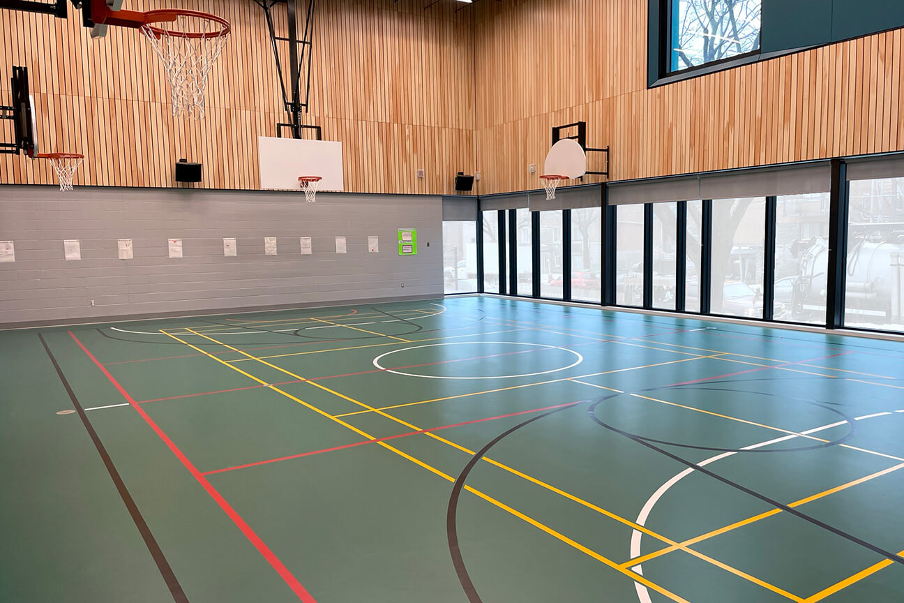Gymnase avec revêtement de sol Omnisports Speed à l'école primaire Bedford (Montréal, Québec)