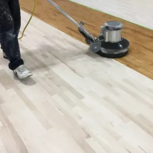 Fitness centre with high-performance rubber surface Poncer la teinture du plancher en bois franc