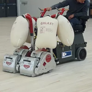 Fitness centre with high-performance rubber surface Technicien d'Avantage Sport sur une machine de sablage en profondeur