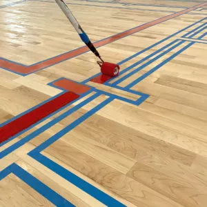 Fitness centre with high-performance rubber surface Peinturer le lignage sportif sur un revêtement de sol en bois franc