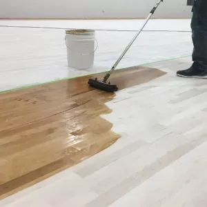 Fitness centre with high-performance rubber surface Étendre de la teinture sur le plancher en bois franc
