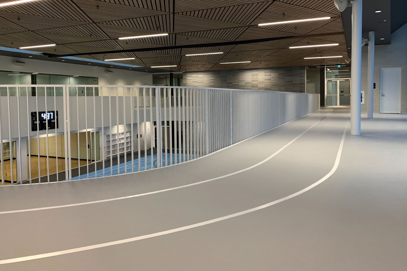 Running track with two lanes at the Bernie Morelli recreation centre (Hamilton, Ontario)