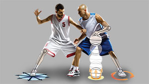 Deux hommes qui jouent au basketball