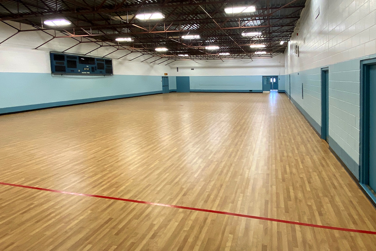 Gymnase avec revêtement de sol Omnisports pour le hockey intérieur au centre communautaire Sherwood Forest (Burlington, Ontario)