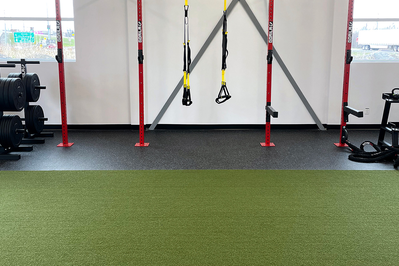 TurfLink synthetic turf track and MaxMat+ rubber flooring system at Energie Cardio (Mirabel, Quebec)