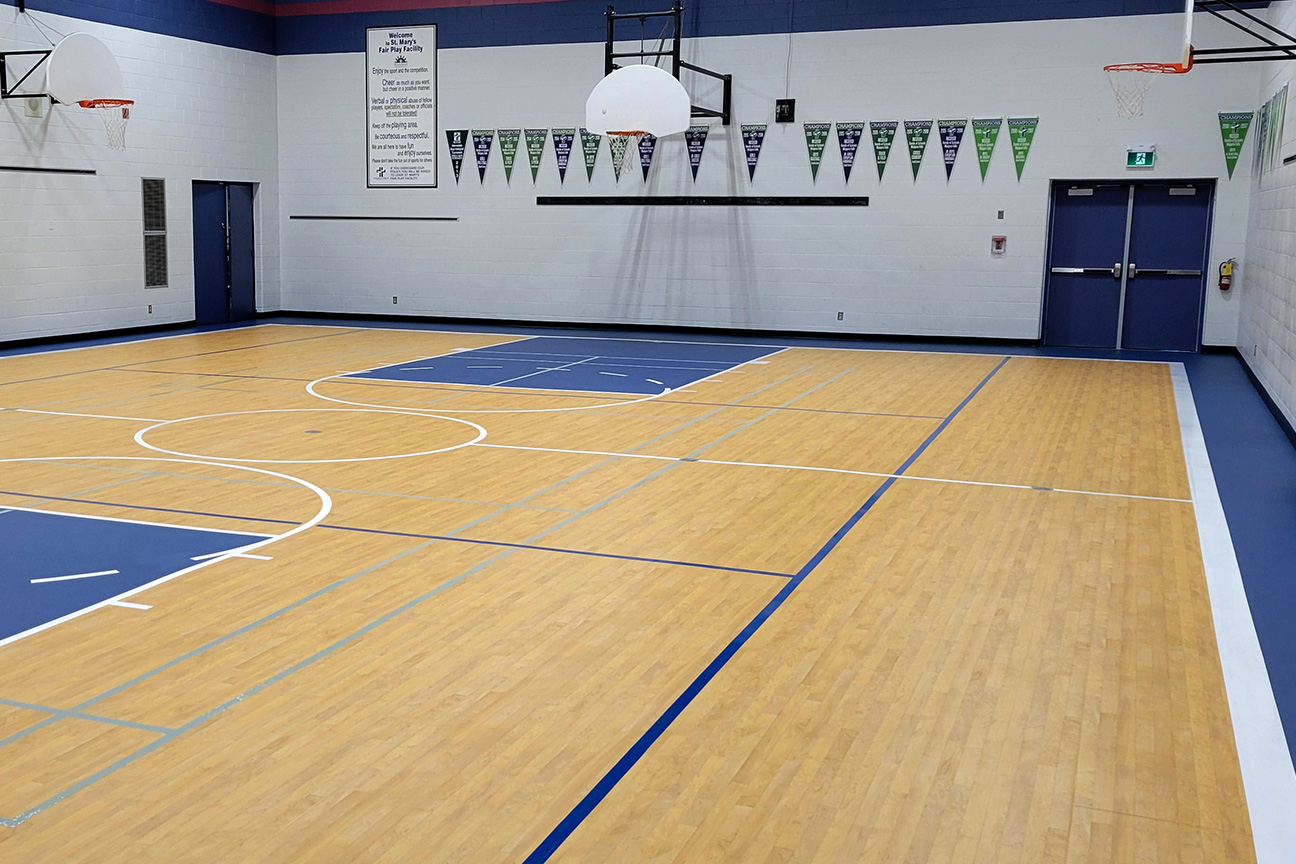 Gymnase avec revêtement de sol Omnisports à l'école catholique primaire St. Mary (Nagara Falls, Ontario)