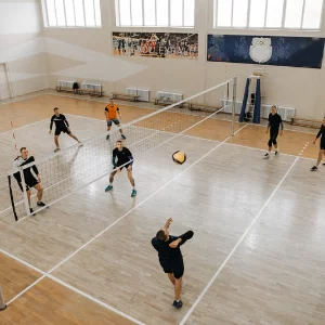 Match de volleyball sur un plancher de bois franc