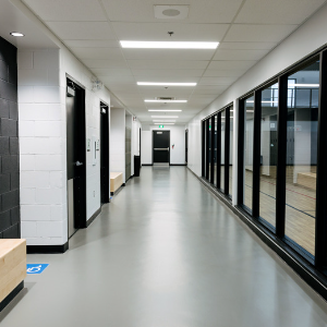 Revêtement de sol Omnisports installé dans un couloir d’école
