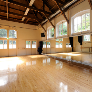 Plancher en bois franc installé dans un studio de danse