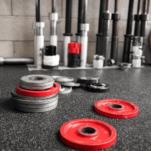 Plaques métalliques sur un plancher en caoutchouc tacheté