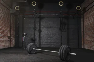 Barre d'haltères sur un plancher en caoutchouc dans un centre d’entraînement physique