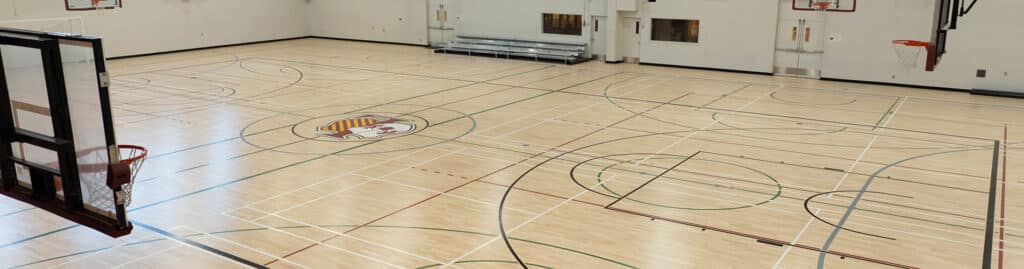Gymnase avec un plancher en bois d'ingénierie BOEN Boflex Stadium à l'école secondaire Loyola
