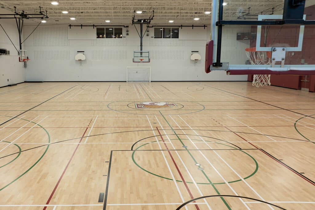 École Secondaire Loyola avec plancher de gymnase en bois d'ingénierie BOEN Bolflex Stadium