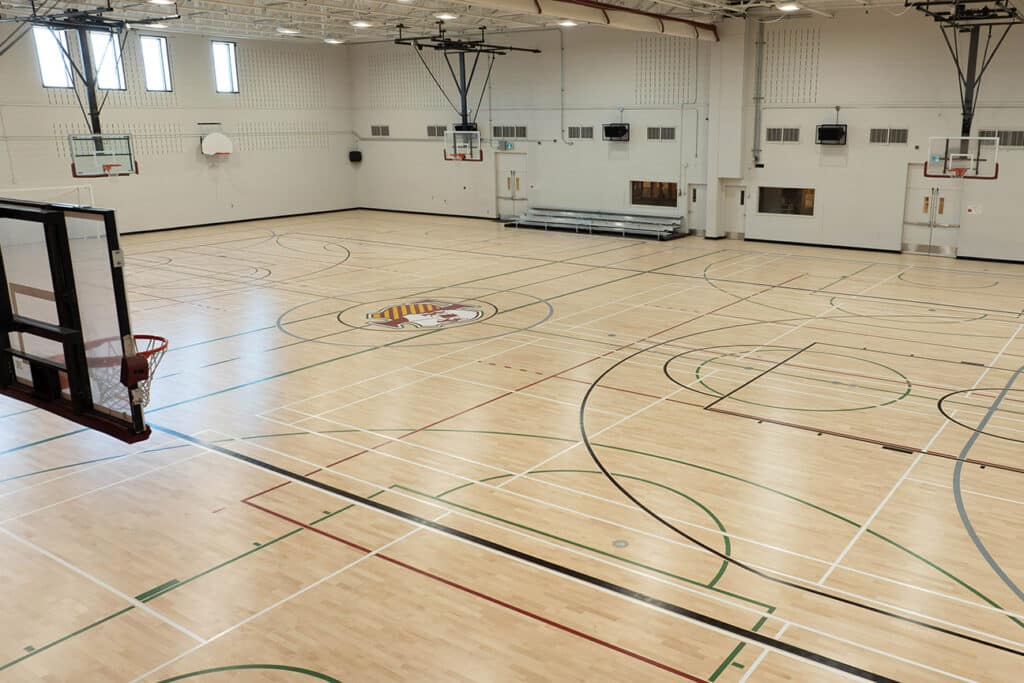 Plancher de gymnase en bois d'ingénierie BOEN Boflex Stadium à l'école secondaire Loyola